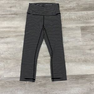 Black and white stripe wunder under crop
